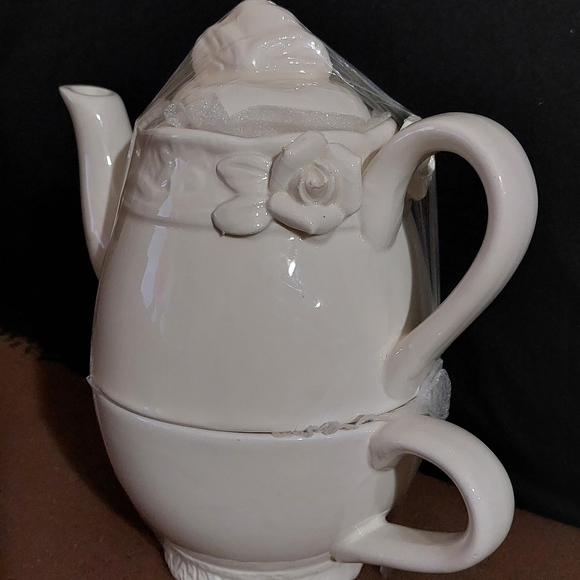 Vintage Teapot Cup Set Stacked White Porcelain with Relief Molded White Flowers - Picture 3 of 15